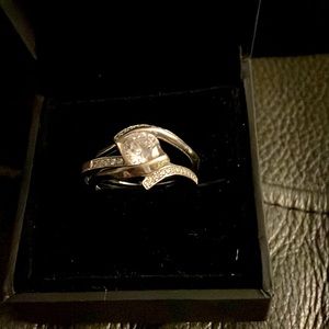 Jeulia Bypass Round Cut Sterling Silver Ring Set size 10